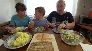 мукбанг запечëнная скумбрия, пюре, салат