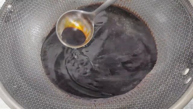 葱油拌面的详细做法。做葱油到底是用大葱，还是用小葱？炸葱油的顺序是什么？拌面的复合酱油怎么做？做好的葱油和复合酱油怎么保存呢？煮面条，是开水下锅还是冷水下锅？学会了葱油拌面，也就会做热干面和沙县拌面 смотреть онлайн