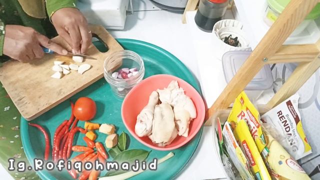 AKTIVITAS PAGI DI DAPUR BIRU. MASAK AYAM KEMANGI PEDAS смотреть онлайн