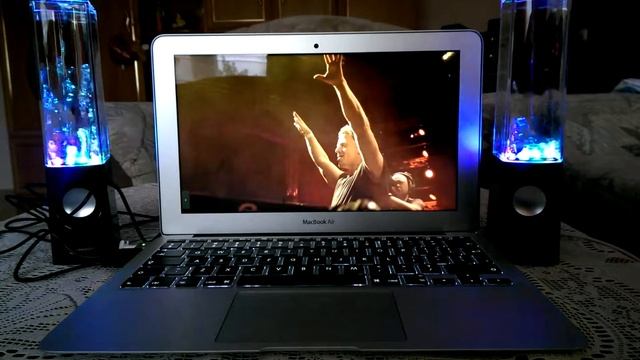 Macbook Air 11' and speakers Typhoon, AquaDancer смотреть онлайн
