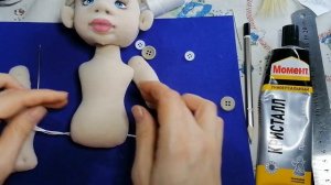 Пришиваем ноги интерьерной кукле. Крепление ног интерьерной кукле с помощью пуговиц.