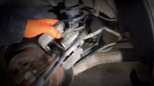 Замена задних тормозных колодок Toyota Prius