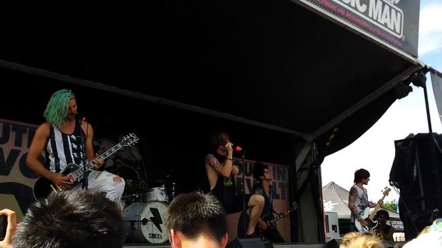 Youth In Revolt - Dead Inside live смотреть онлайн