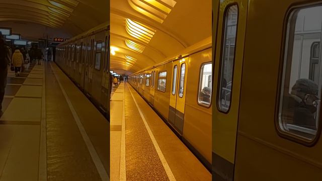 Поезд "Ока" 81-760/761 прибывает на ст.Улица Академика Янгеля(лампы натриевые ) в сторону Анино смотреть онлайн