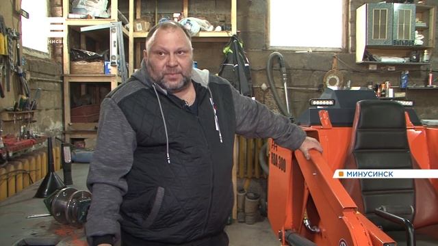 Отец с сыном из Минусинска собрали самодельный погрузчик на гусеницах смотреть онлайн