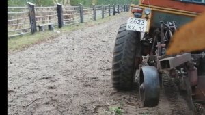 Пашем огород на Т-25 однокорпусным плугом 1/35