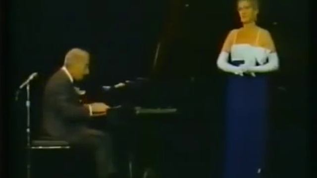 Пианист испугался певицу.