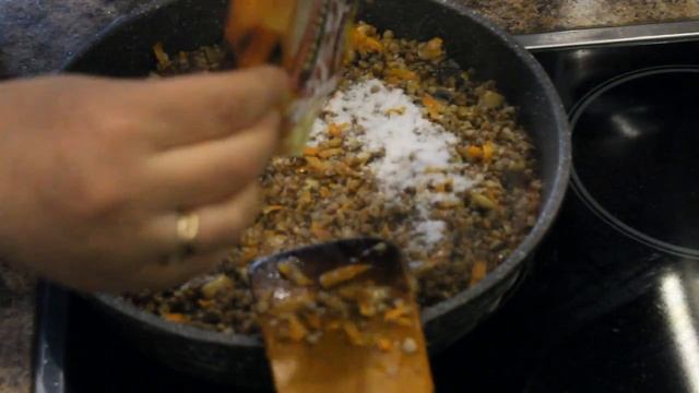 Сазан фаршированный запеченный в духовке с гречкой и грибами.mp4