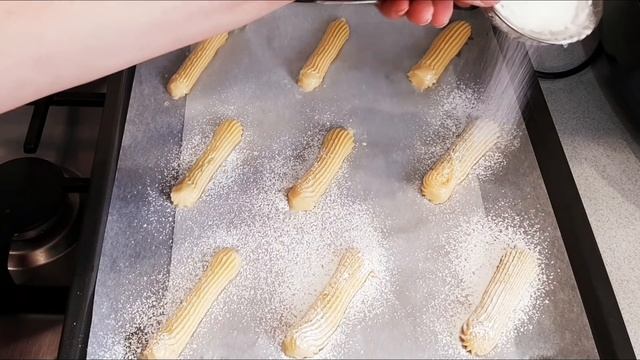 Потрясающе вкусные эклеры и секрет хрустящей корочки!Delicious eclairs смотреть онлайн