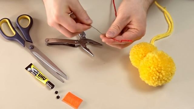 Как сделать цыпленка из помпонов своими руками - поделки из ниток пряжи