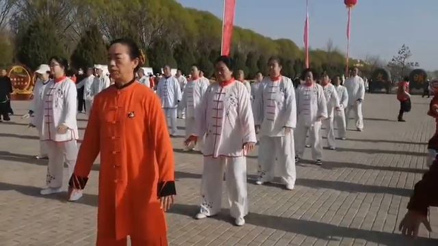 Цигун_Бадуаньцзинь / Утренняя Китайская Зарядка на Площади смотреть онлайн