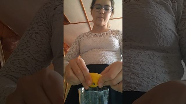 Хотела снять про то как волосы завязывают а получилось вот что??? смотреть онлайн