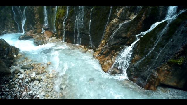 sounds of beautiful mountain waterfall 1h 4K || звуки красивого горного водопада 1ч 4K. смотреть онлайн