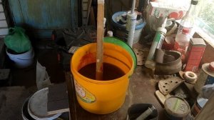 В гараже бетонный пол покрасил краской из пенопласта