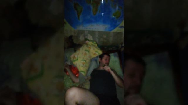 Ржака. Сын не даёт смотреть отцу футбол. Смотрите не пожалеете... смотреть онлайн