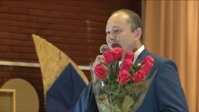 А.Валов и Н.Суровцева поздравили школьников с праздником «последнего звонка» смотреть онлайн