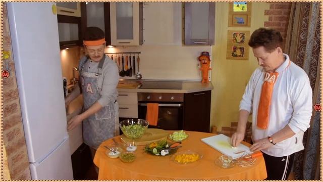 Салат: огурцы и помидоры с зеленым горошком. Рецепт с салатом Айсберг. смотреть онлайн