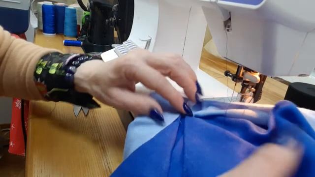 Как пристрочить капюшон с основой изделия с помощью лака закрепить припуск. смотреть онлайн