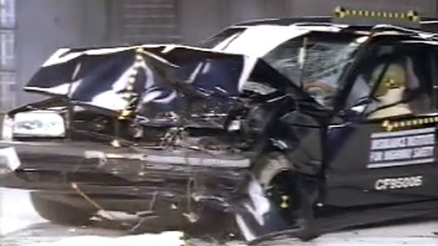 1995 Volvo 850 moderate overlap IIHS crash test смотреть онлайн
