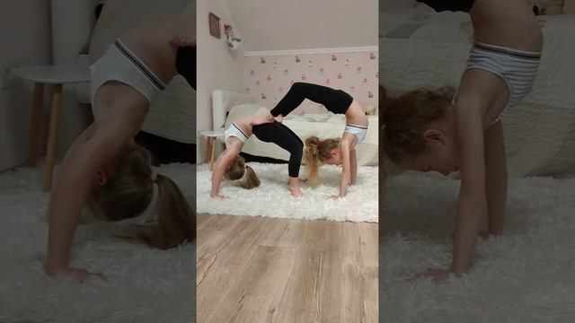 Повторяем гимнастические фото Челенж Или девочки балуются ??? смотреть онлайн