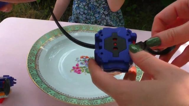 БЕЙБЛЭЙД ВОЛЧОК ИГРАЕМ ВСЕЙ СЕМЬЕй BEYBLADE распаковка и обзор игра бейблэйд смотреть онлайн