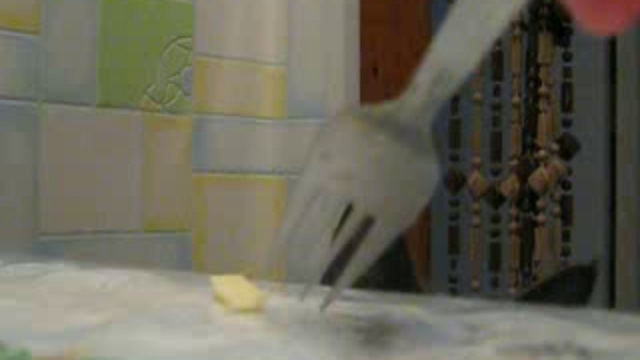 Кормление кота яблоком