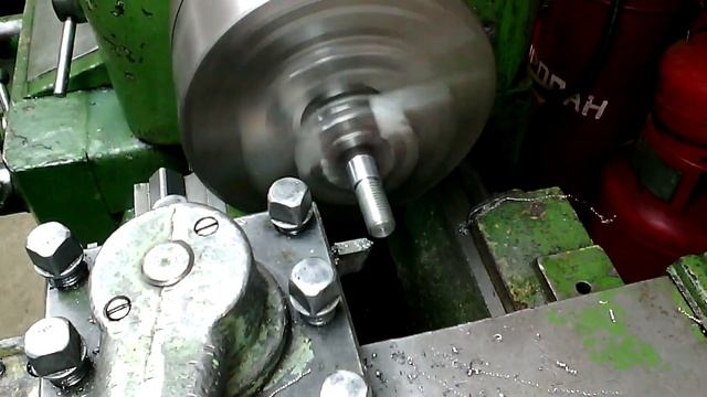 Нарезаем резьбу резцом на токарном станке 1М61 смотреть онлайн