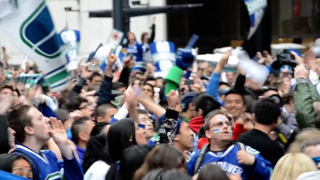 Canucks fans go wild on Granville St. after Torres scores смотреть онлайн