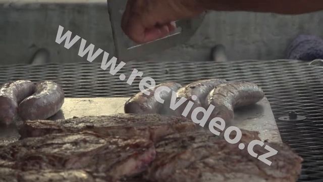 USA - Florida - lidé - kuchař - gril - grilování - maso - koření - oheň - steak смотреть онлайн