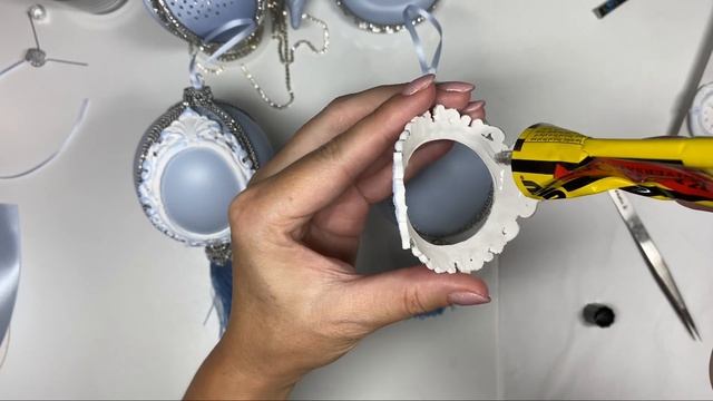 елочные игрушки своими руками. Красим лепнину и декор шара. смотреть онлайн