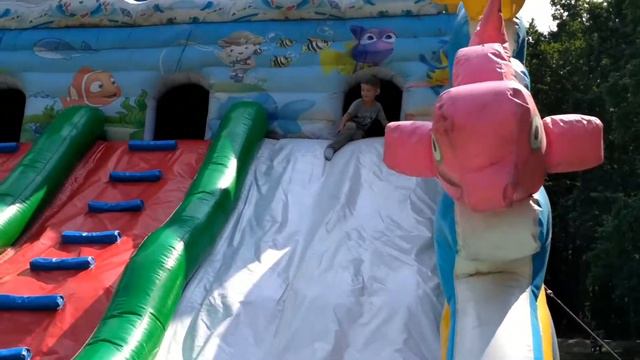Огромный надувной батут,прыгаем,бегаем,резвимся.a huge inflatable trampoline, jump, run, frolic смотреть онлайн