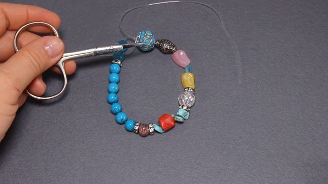 КАК СДЕЛАТЬ БРАСЛЕТ ИЗ БУСИН НА РЕЗИНКЕ СВОИМИ РУКАМИ / HANDMADE BRACELET OF BEADS смотреть онлайн