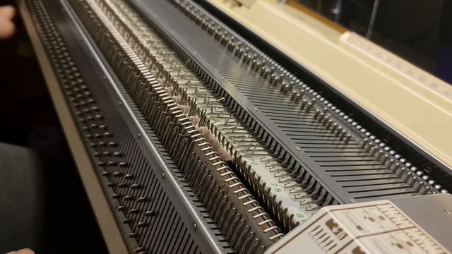 Machine knitting-How to use Brother KA8300 transfer carriage 2x1 rib #knittingmachine #machineknit смотреть онлайн