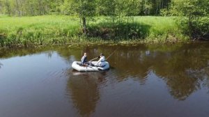 Ловим ЩУКУ С ЛОДКИ на реке. Рыбалка летом на спиннинг сплавом