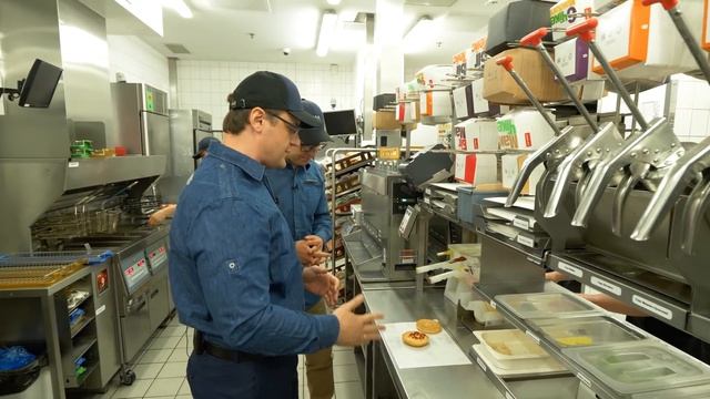 Устроился в McDonald's. Бизнес корпорации изнутри. Новый бургер смотреть онлайн