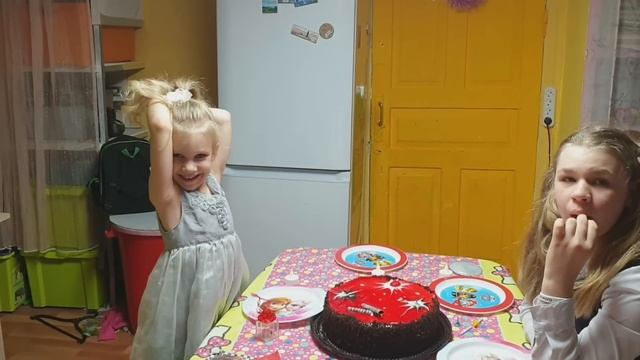 День рождения Виталины. Праздничный стол, тортик и подарки#сюрприз#вкуснятина#люблюготовить#мукбанг смотреть онлайн