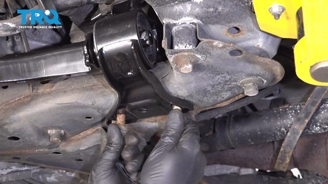 How To Replace Front Lower Control Arms 2007-11 Honda CR-V смотреть онлайн