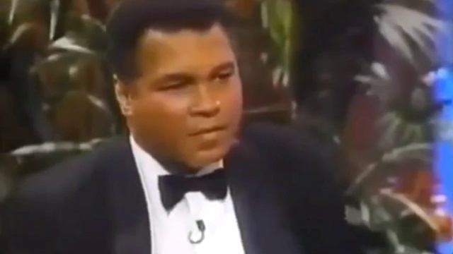 Muxammad Ali vs Mike Tyson. Eng zôr davrigizda tôqnash kelsagiz kim yutardi? (Davron Fayziev sharxi смотреть онлайн