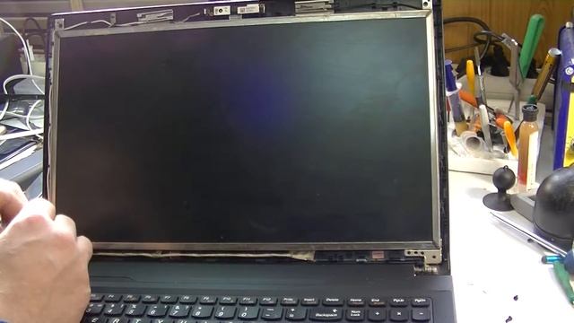 Как снять дисплей на ноутбуке; How to remove the matrix on a notebook смотреть онлайн