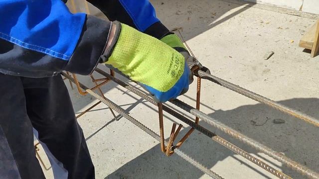 Reinforcement of the foundation. Как вязать арматуру для ленточного фундамента если нет крючка. смотреть онлайн