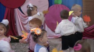 Танец с листочками  на осеннем утреннике 2016  в яслях  Муз  рук  Максюта Г  В