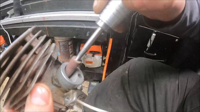 "How To Port A Chainsaw: Part 5 - Simplifying the Intake Port on a Husqvarna 350" смотреть онлайн