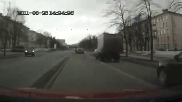 Дедуля на Шевроле Ланос решил, что поворачивать налево лучше из правого ряда смотреть онлайн