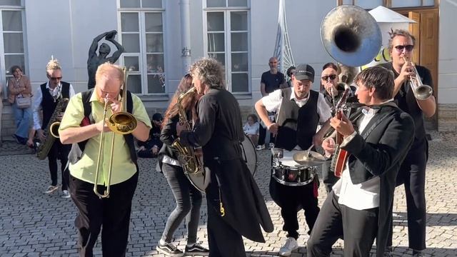 Pakava Orchestra “Исчезнувший оркестр». Фестиваль уличных музыкантов, Санкт-Петербург #094 смотреть онлайн