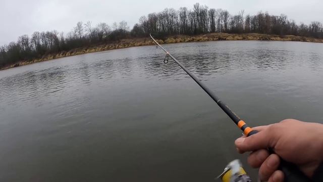 Рыбалка на реке. Спиннинг в ноябре с берега. Ловля щуки на джиг осенью. Клязьма. смотреть онлайн
