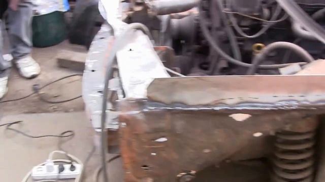 Mercedes Restoration W123 230 видео 45, варим внутреннее крыло подкрыльник) и зачищаем капот