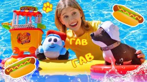 Грузовичок Лева делает Хот доги. Игры на улице и в бассейне. Как мама - видео с игрушками