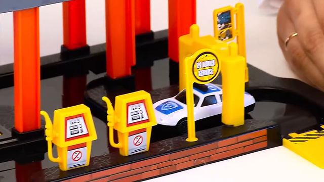 Распаковываем и играем в настоящую парковку Garage Playset. смотреть онлайн