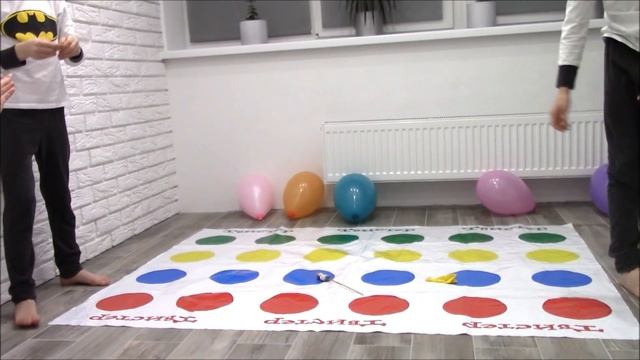 Челлендж ТВИСТЕР против СПОРТИВНЫХ упражнений ОТЖИМАНИЕ Влад vs Свят Twister CHALLENGE смотреть онлайн