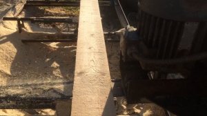 Самодельная шинная пилорама. Реальная скорость распила бревна на доски.